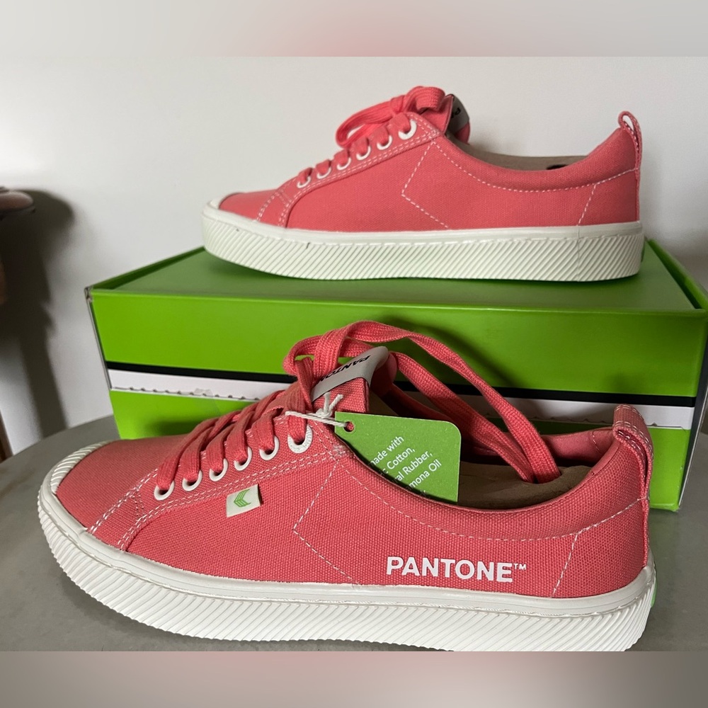 Cariuma Oca Low Pantone Canvas